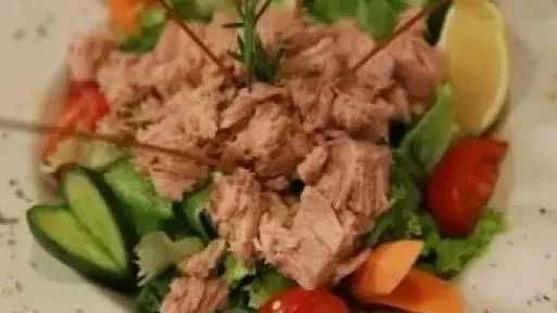 سلطة التونة بالزبادي والثوم: وجبة خفيفة تجمع بين التغذية والطعم المنعش