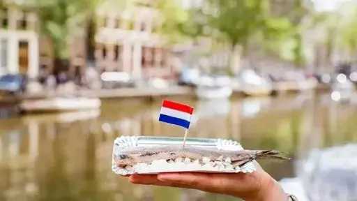 قبل شم النسيم.. مزاد هولندي يشهد بيع أغلى برميل رنجة في العالم بسعر قياسي