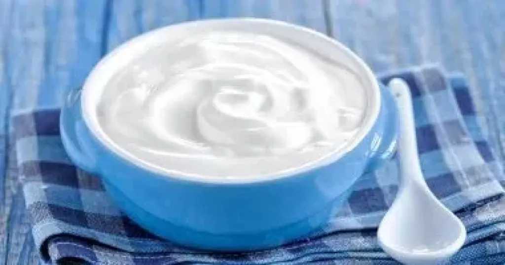 الزبادي الطبيعي غذاء آمن ومفيد للرضع بدءًا من عمر 6 أشهر