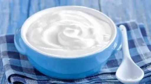 الزبادي الطبيعي غذاء آمن ومفيد للرضع بدءًا من عمر 6 أشهر