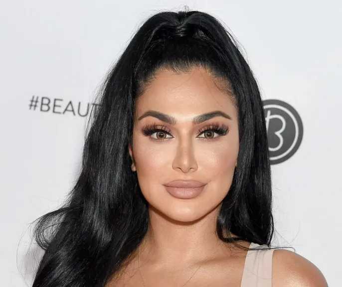 مشاريع المكياج تحت الأضواء.. نجمات عالميات يقدمن بصمات مميزة في عالم الجمال