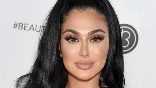 مشاريع المكياج تحت الأضواء.. نجمات عالميات يقدمن بصمات مميزة في عالم الجمال مشاريع المكياج تحت الأضواء.. نجمات عالميات يقدمن بصمات مميزة في عالم الجمال