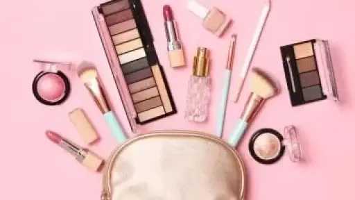 تحذير طبي.. مستحضرات التجميل بيئة خصبة للبكتيريا وتستدعي الاستبدال الدوري