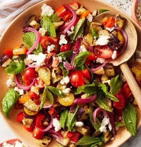 سلطة الباذنجان.. وجبة تجمع بين النكهة المدخنة والطابع الخاص للطهاة