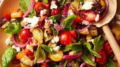 سلطة الباذنجان.. وجبة تجمع بين النكهة المدخنة والطابع الخاص للطهاة سلطة الباذنجان.. وجبة تجمع بين النكهة المدخنة والطابع الخاص للطهاة