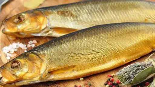 استقرار أسعار الأسماك المملحة رغم زيادة الطلب الموسمي