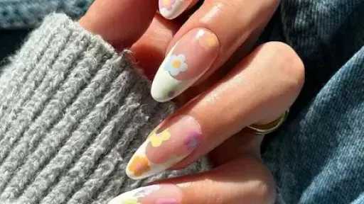 أظافر شم النسيم.. ألوان الباستيل والزهور تضفي لمسة ربيعية