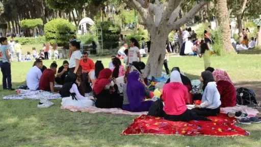 المرأة تتصدر مشهد احتفالات شم النسيم وأعياد الربيع في الإسكندرية