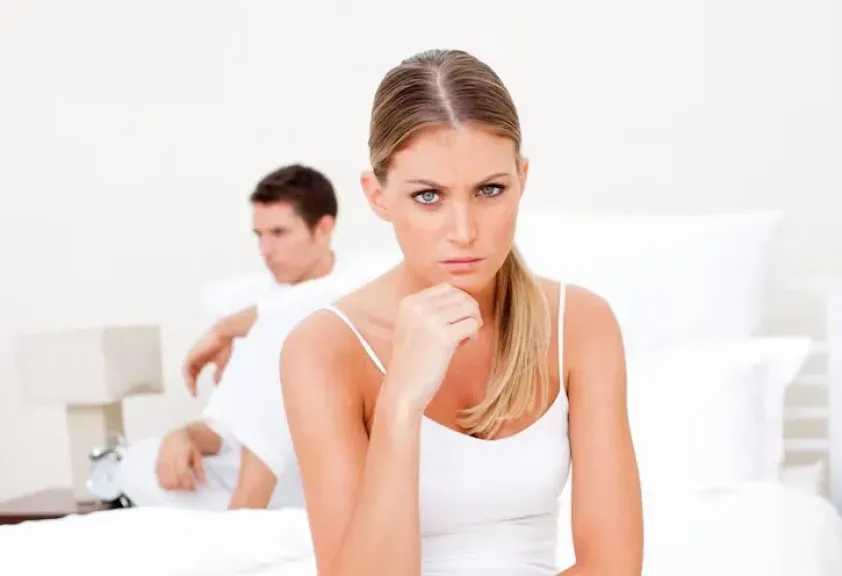 أريد علاقة حميمية أكثر قوة وزوجي يميل للهدوء فكيف نلتقي في المنتصف؟