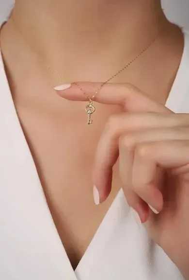 قلادة المفتاح.. بين الرمز العاطفي وموضة مجوهرات 2026