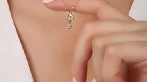 قلادة المفتاح.. بين الرمز العاطفي وموضة مجوهرات 2026 قلادة المفتاح.. بين الرمز العاطفي وموضة مجوهرات 2026