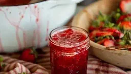 مع اقتراب نهاية موسم الفراولة.. وصفات سهلة لتحضير المربى في المنزل مع اقتراب نهاية موسم الفراولة.. وصفات سهلة لتحضير المربى في المنزل