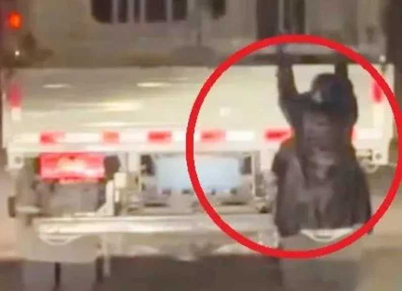 ضبط امرأة تتشبث بشاحنة زوجها لاكتشاف خيانته.. حادثة غريبة تثير الجدل