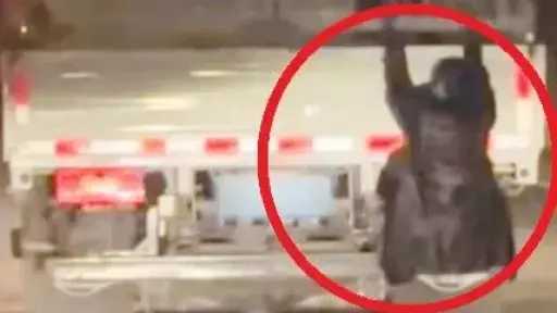 ضبط امرأة تتشبث بشاحنة زوجها لاكتشاف خيانته.. حادثة غريبة تثير الجدل ضبط امرأة تتشبث بشاحنة زوجها لاكتشاف خيانته.. حادثة غريبة تثير الجدل