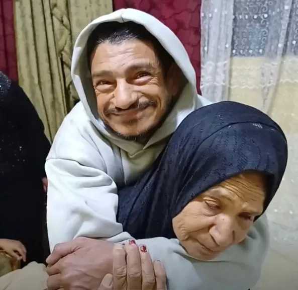 أم محمد... أمٌ تحمل ابنها لخمسة عقود رغم الألم والحاجة