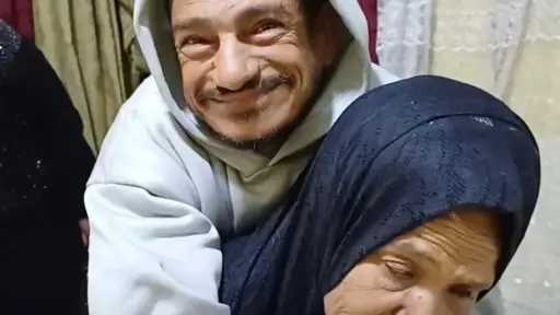 أم محمد... أمٌ تحمل ابنها لخمسة عقود رغم الألم والحاجة أم محمد... أمٌ تحمل ابنها لخمسة عقود رغم الألم والحاجة