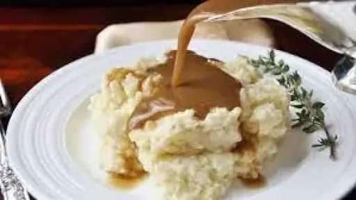 البطاطس البيوريه.. طبق جانبي غني يقبل الإبداع في المطبخ