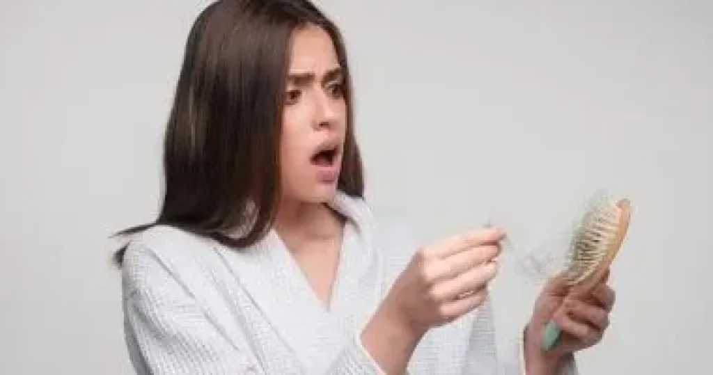 أسباب تساقط الشعر عند النساء.. بين العوامل الهرمونية والوراثية والتقدم في العمر