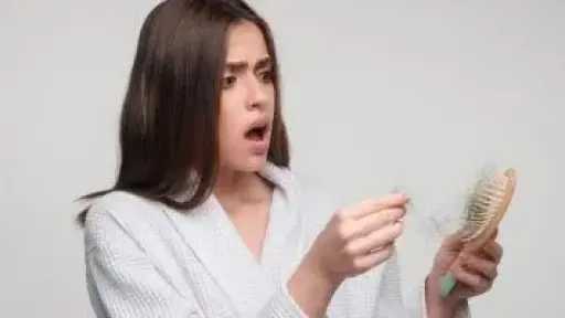 أسباب تساقط الشعر عند النساء.. بين العوامل الهرمونية والوراثية والتقدم في العمر