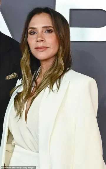 فيكتوريا بيكهام تحتفل بعيد ميلادها الـ52.. أسرار اللياقة والجمال الكامنة وراء إطلالتها الشابة