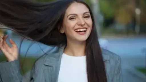 روتين صباحي بسيط لتحفيز كثافة الشعر وحيويته