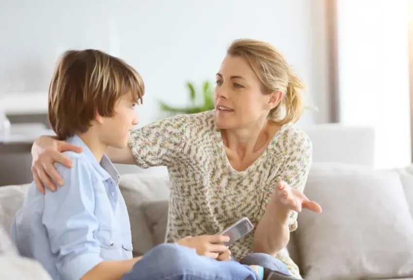 التوعية وثقة الأهل.. حلول لمواجهة خطر المحتوى غير المناسب على المراهقين