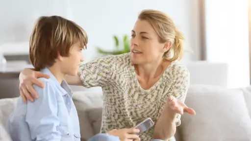 التوعية وثقة الأهل.. حلول لمواجهة خطر المحتوى غير المناسب على المراهقين