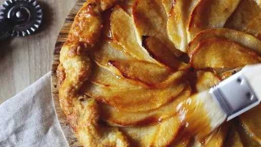 طريقة سهلة لتحضير فطيرة التفاح المنزلية بمذاق شهي