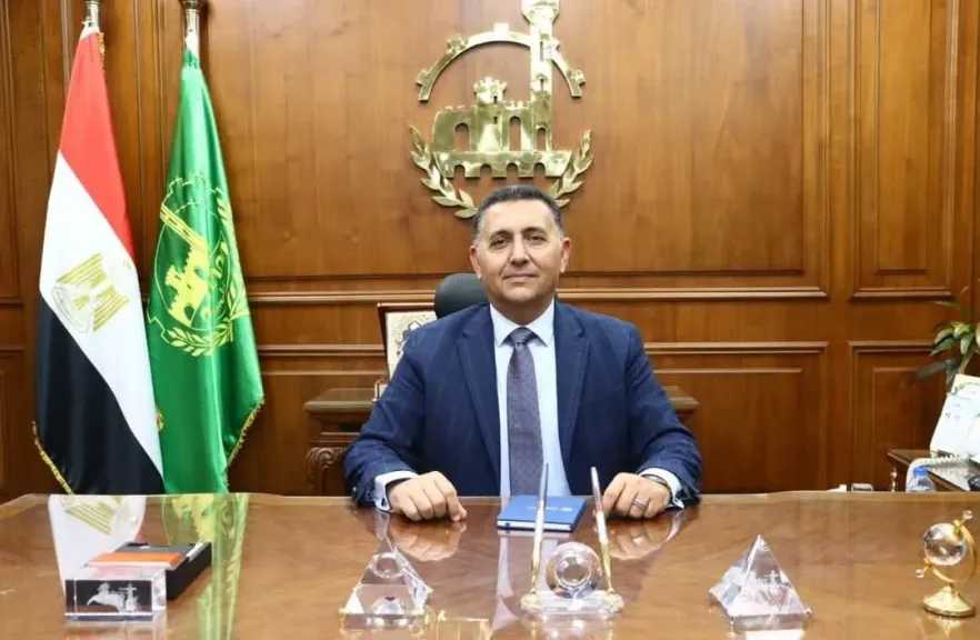 محافظ القليوبية ينقذ طالبة من الشارع بعد خلافات أسرية