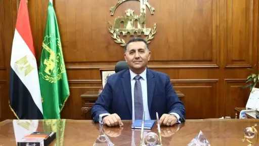 محافظ القليوبية ينقذ طالبة من الشارع بعد خلافات أسرية