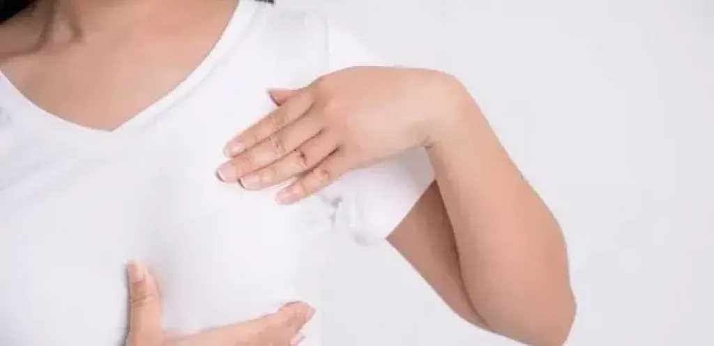 آلام الثدي بعد انقطاع الطمث.. تحذيرات ونصائح طبية