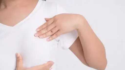 آلام الثدي بعد انقطاع الطمث.. تحذيرات ونصائح طبية