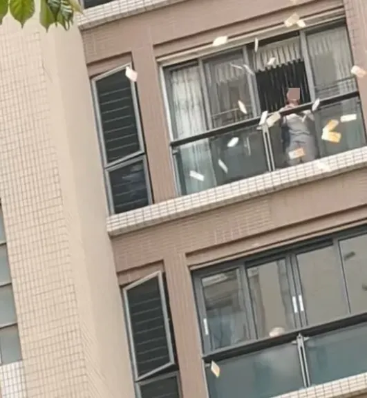 سيدة صينية آلاف الدولارات