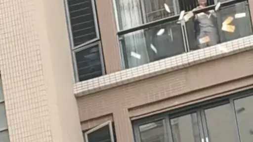 سيدة صينية تسقط آلاف الدولارات من شرفتها بعد خلاف زوجي وتثير جدلًا واسعًا