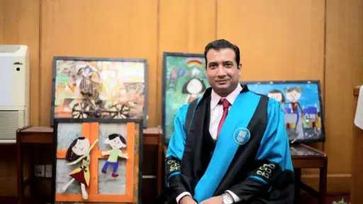 الدكتور خالد عاشور.. عندما يعانق الطرب سحر الريشة: رحلة النجم من مليون المشاهدات إلى منصة الدكتوراة