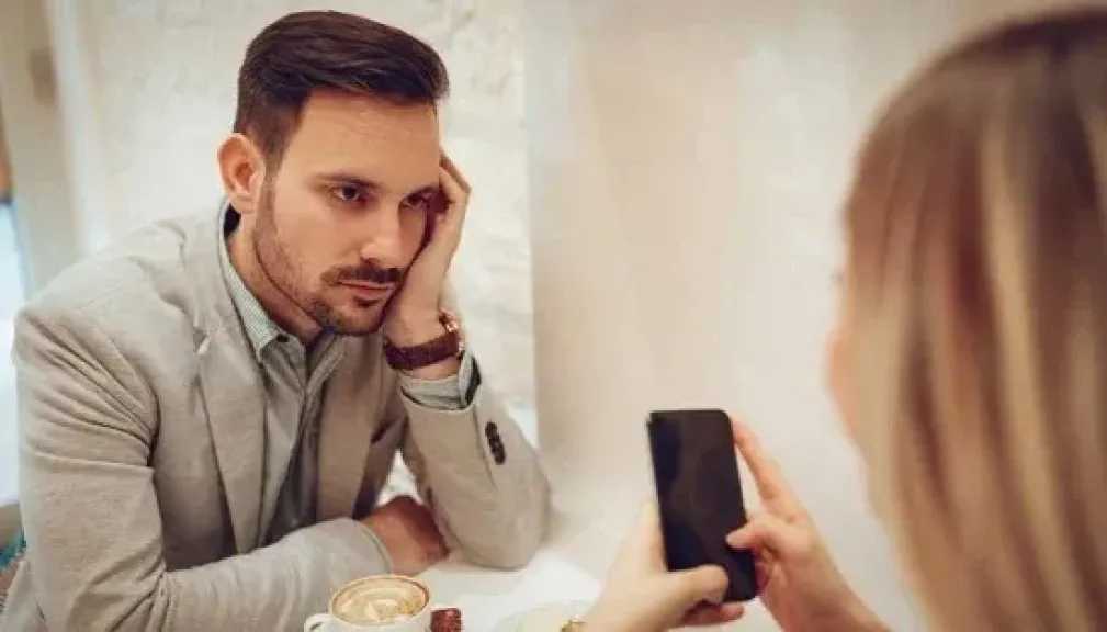 إشارات خفية تكشف الإعجاب.. علامات تساعدك على قراءة اهتمام الطرف الآخر