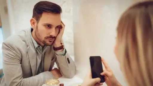 إشارات خفية تكشف الإعجاب.. علامات تساعدك على قراءة اهتمام الطرف الآخر