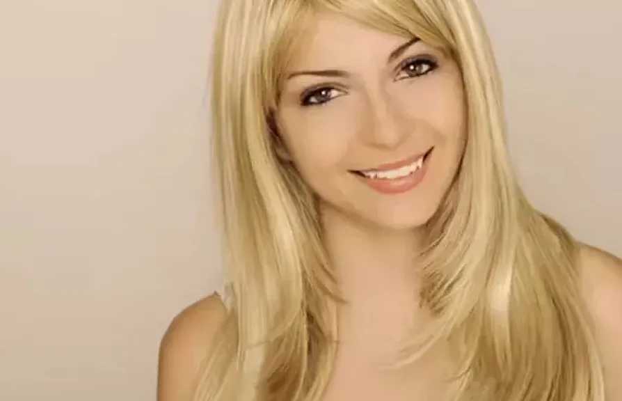 تسريحات التسعينيات تعود بقوة في صيحات 2026.. إطلالات خالدة تجمع بين الأناقة والجرأة