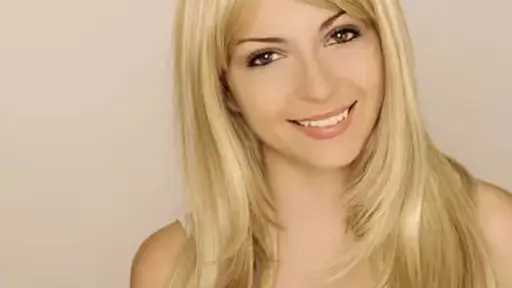 تسريحات التسعينيات تعود بقوة في صيحات 2026.. إطلالات خالدة تجمع بين الأناقة والجرأة