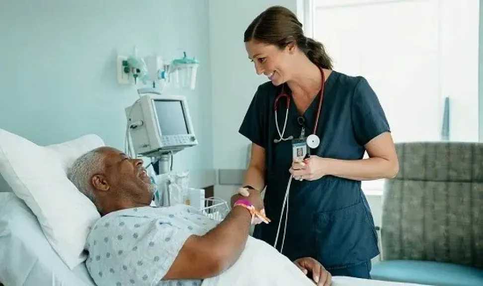 لافتة إنسانية.. مطعم يحقق أمنية رجل راحل ويُكرم ممرضاته في لحظة وفاء مميزة