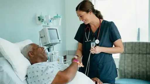 لافتة إنسانية.. مطعم يحقق أمنية رجل راحل ويُكرم ممرضاته في لحظة وفاء مميزة