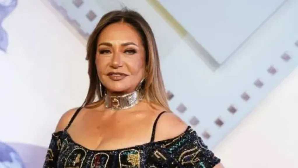 ليلى علوي تتألق بفستان فرعوني في افتتاح مهرجان أسوان الدولي لأفلام المرأة