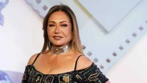 ليلى علوي تتألق بفستان فرعوني في افتتاح مهرجان أسوان الدولي لأفلام المرأة