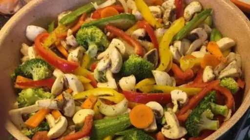 تفاعل طبيعي في المطبخ.. لماذا يتحول لون الثوم إلى الأزرق أو الأخضر؟