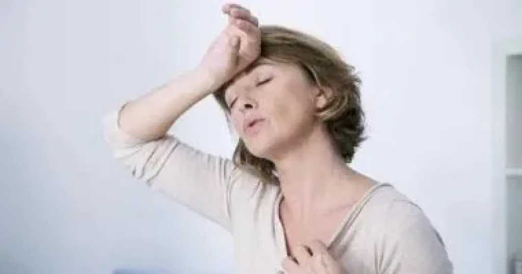 تيبس الكتف.. مشكلة شائعة مرتبطة بالتغيرات الهرمونية بعد الأربعين