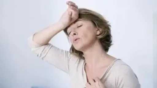 تيبس الكتف.. مشكلة شائعة مرتبطة بالتغيرات الهرمونية بعد الأربعين