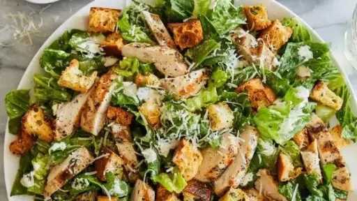 طريقة سهلة لتحضير سلطة سيزر بالدجاج كما في المطاعم الفاخرة