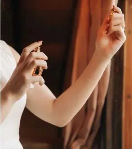 للفتيات.. حيل بسيطة لثبات العطر طوال اليوم دون إتلاف الملابس