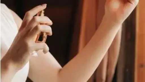 للفتيات.. حيل بسيطة لثبات العطر طوال اليوم دون إتلاف الملابس