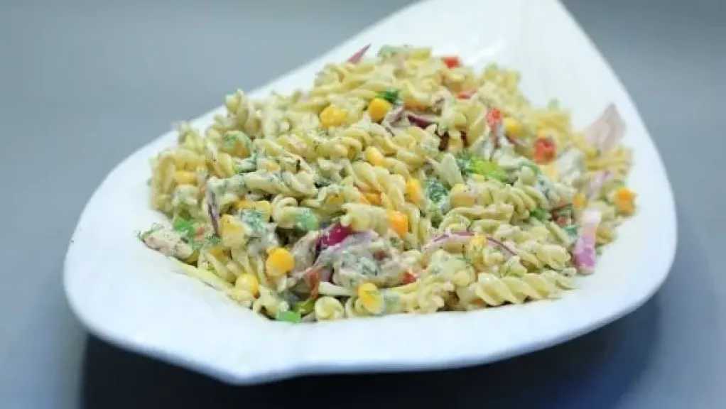 وصفة سهلة وصحية.. طريقة تحضير سلطة التونة بالمكرونة بخطوات بسيطة